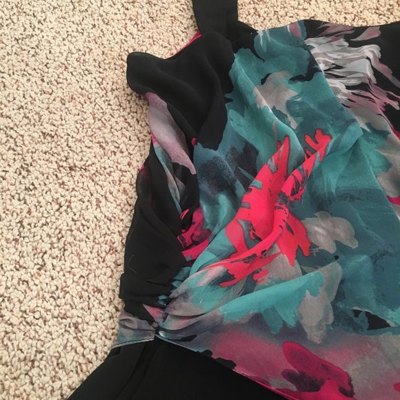 Sleeveless top with sheer overlay - Picture 3 of 3